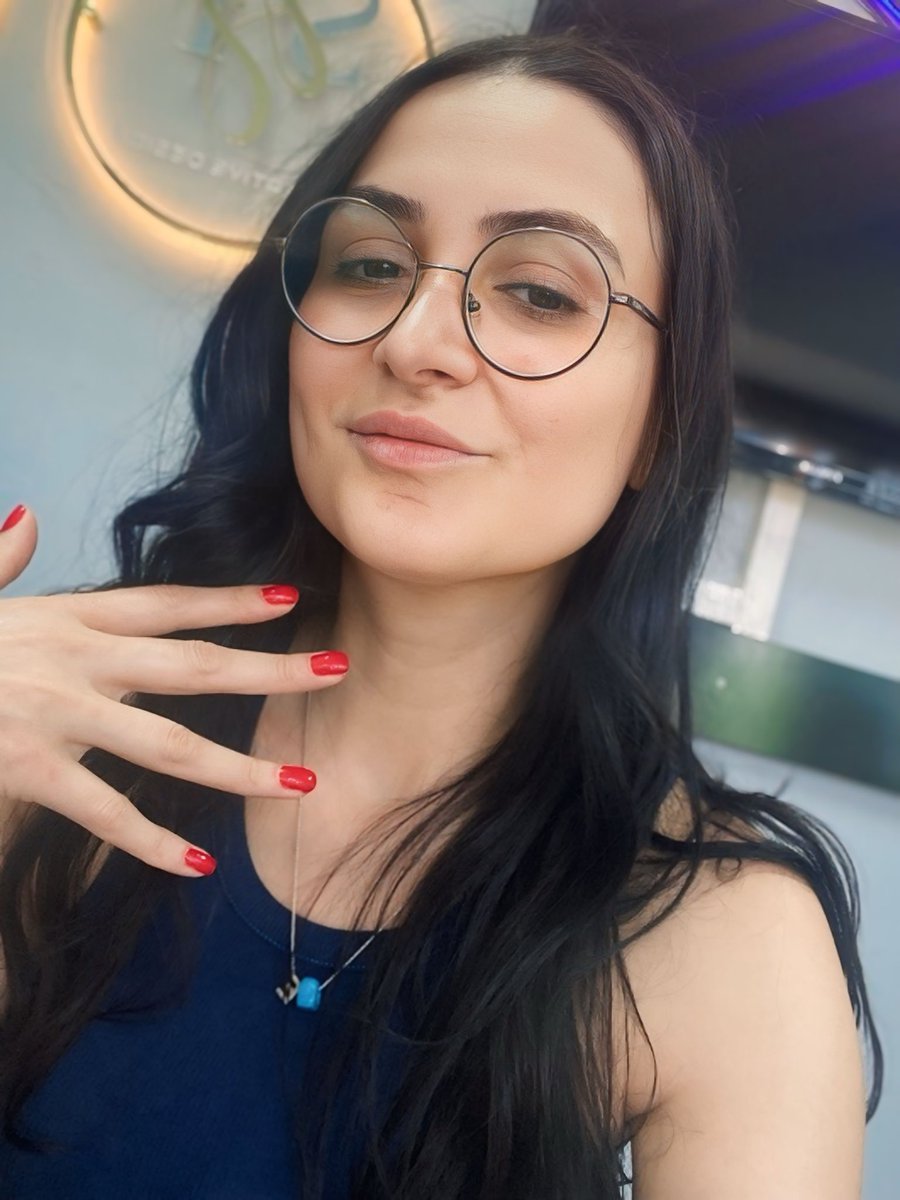 ilknur__src's tweet photo. Kırmızı oje sürünce ben 😂
🦋🎈 https://t.co/iRWt0G3lmt