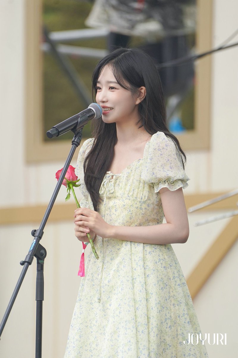 UE_pu12's tweet photo. 나 유리 파뮤페 버전
Can’t Take My Eyes Off You 를 정말정말
좋아하는데…..
이유가 뭐냐면 세상 청순한 헤메코에 한 손에 꽃 한송이를 들고는 진짜 미친 가창력을 보여줘서..

목소리로 심장을 두들겨 패줘서 좋아해요 https://t.co/lsyur3FP0g