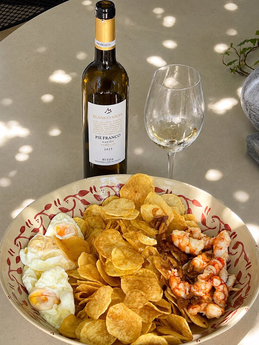martue_nieva's tweet photo. Unos empiezan hoy el veraneo y otros nos conformamos con esto… 🦐🦐🍳🍷 https://t.co/Tm2pjZWkKP