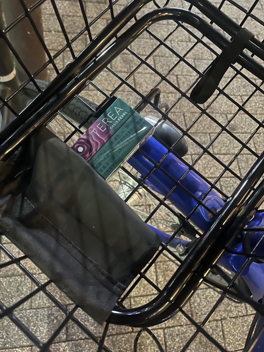 oshinnkokyufuji's tweet photo. イトイシュン主催『トイトイライブ5』でした！ご来場ありがとうございました！

2分ネタはあっというまだなぁ。短い時間でいかに楽しんでもらうかね🤔

写真は自転車のカゴに捨てられていた電子タバコの空箱。

許さん😡😡😡

そんな事をしてしまうその空っぽの頭に、耳からゴミをねじこんでやる🫵 https://t.co/VzKEj9LG7c