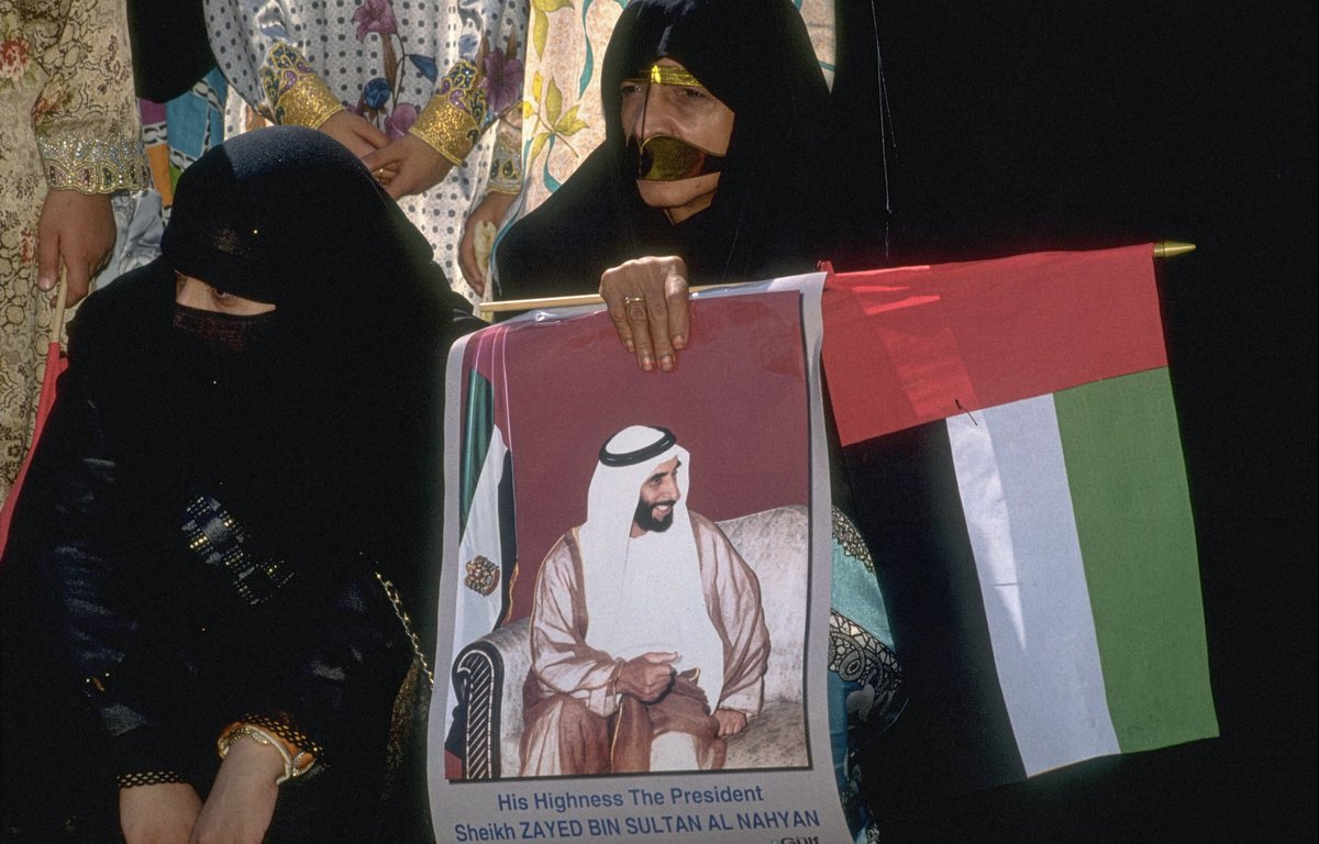 buhessa67's tweet photo. عودة الولد زايد من رحلة العلاج دامت 4 اشهر و استقباله من أبناءه

1996م https://t.co/zXzOE4odiz