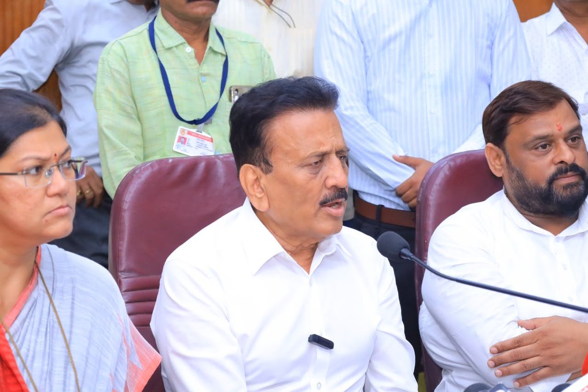 girishdmahajan's tweet photo. 📍 नाशिक

आज नाशिक येथे शहरातील पूरस्थिती तसेच अतिवृष्टीमुळे निर्माण झालेल्या परिस्थितीचा आणि रस्त्यांवरील खड्ड्यांमुळे नागरिकांना होत असलेल्या त्रासाचा आढावा घेण्यासाठी नाशिक महानगरपालिकेत विशेष बैठक घेण्यात आली.

पावसामुळे शहरातील काही भागांमध्ये निर्माण झालेली पूरस्थिती, पाणी साचण्याची समस्या तसेच नागरिकांच्या सुरक्षिततेच्या दृष्टीने करण्यात येत असलेल्या उपाययोजनांची माहिती घेतली. आपत्ती व्यवस्थापन यंत्रणा, संबंधित विभाग आणि प्रशासनाने सतर्क राहून नागरिकांना तातडीने मदत उपलब्ध करून द्यावी, अशा सूचना दिल्या.

सिंहस्थ कुंभमेळ्याच्या अनुषंगाने शहरात विविध विकासकामे आणि रस्त्यांची कामे सुरू आहेत. मात्र, या कामांमुळे तसेच पावसामुळे रस्त्यांची झालेली अवस्था लक्षात घेता नागरिकांना वाहतुकीच्या समस्यांना सामोरे जावे लागत आहे. त्यामुळे संबंधित यंत्रणांना कामांचा वेग वाढविण्याच्या सूचना देण्यात आल्या. तसेच, खड्डे पडलेल्या मार्गांची तातडीने दुरुस्ती करून वाहतूक सुरळीत करण्याचे निर्देश दिले.

रस्ते दुरुस्तीची कामे दर्जेदार आणि टिकाऊ पद्धतीने पूर्ण करण्यासाठी प्री-कास्ट स्लॅब, पॉलिमर तसेच आधुनिक तंत्रज्ञानाचा वापर करण्यावर भर देण्यात यावी तसेच, पूरस्थितीवर प्रभावी नियंत्रण ठेवून नागरिकांना सुरक्षित आणि सुरळीत सुविधा उपलब्ध करून देण्यासाठी प्रशासनाने समन्वयाने व तत्परतेने कार्यवाही करावी, अशा सूचना संबंधित अधिकाऱ्यांना दिल्या.

यावेळी आमदार सौ. देवयानी फरांदे, आमदार श्री. राहुल ढिकले, आमदार सौ. सीमा हिरे, महापौर सौ. हिमगौरी आडके-आहेर, मनपा आयुक्त श्रीमती मनीषा खत्री यांच्यासह महानगरपालिकेचे पदाधिकारी व अधिकारी उपस्थित होते.

#Nashik #NashikRain #RoadDevelopment #NashikKumbhMela #GirishMahajan #नाशिक

@PharandeDevyani @AdvRahulDhikale @MlaSeemaHiray