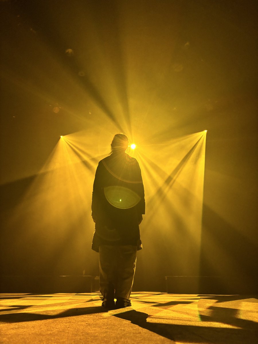 maruryouko's tweet photo. DisGOONieWS卒業公演
5作品全ての幕が開きました。
始まりを思い出すんです。
1年前初めて出会った時
緊張と不安の中「何者かになってやるんだ」と目を輝かせてた皆。
大変な中、作品を必死に届ける皆の姿は私にとって忘れちゃいけない光のような気がしてます。どうか届きますように。#DGWS #アントレ https://t.co/Xgu1tbHb5y