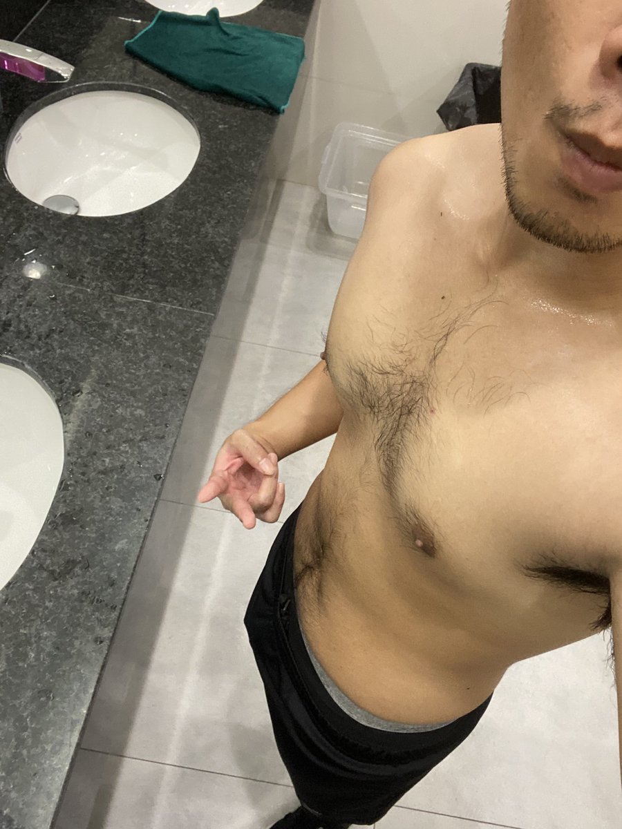_yogurt_y's tweet photo. Struggling to pose https://t.co/Hs5Og9Z91L