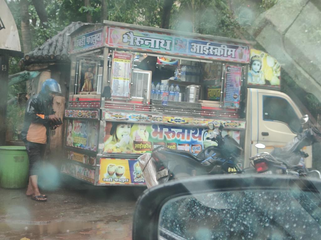 memumbaikar2018's tweet photo. मुंबईत प्रत्येक कोपर्‍यावर हे कुल्फी विक्रेते दिसतात,  यांना महानगरपालिका परवाने देते का?
यांच्याकडील दुग्धजन्य पदार्थ तपासले जातात का? यांना दुधाचा पुरवठा कोण करतो?

रस्त्यावर अनाधिकृत रित्या  दुग्धजन्य पदार्थ,  कुल्फी विकणाऱ्या या गाडीवर कारवाई करण्यात यावी..
यांच्याकडील दुग्धजन्य पदार्थाचा दर्जा तपासण्या करण्यात यावी,  अत्यंत  अस्वच्छ , भेसळयुक्त पदार्थ विकून सामान्य लोकांच्या जीविताला धोका निर्माण होतो आहे 
स्थळ:- महानगरपालिका उद्यानाच्या जवळ, पवई  प्लाझा ,पवई
@mybmc 
@mybmcWardS 
@Tukaram_IndIAS 
@FDA_MAHARASHTRA 
@TawdeRitu 
@CMOMaharashtra 

कारवाई करण्यात यावी

https://t.co/mQBDeahrgq