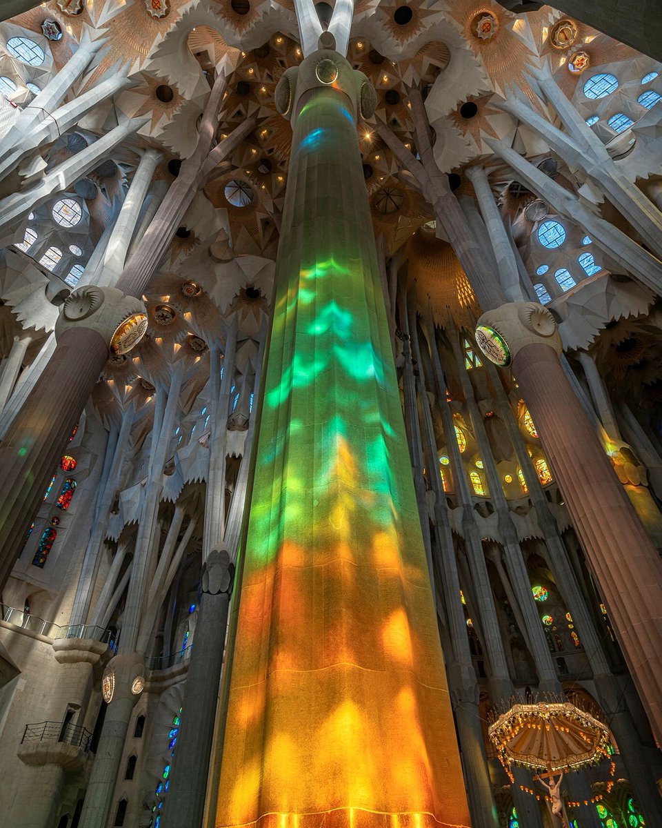 sagradafamilia's tweet photo. Natural light harmoniously permeates throughout the interior of the temple, thus expressing the presence of God.

[Stained-glass windows by Joan Vila-Grau] https://t.co/c1zKK05Grv