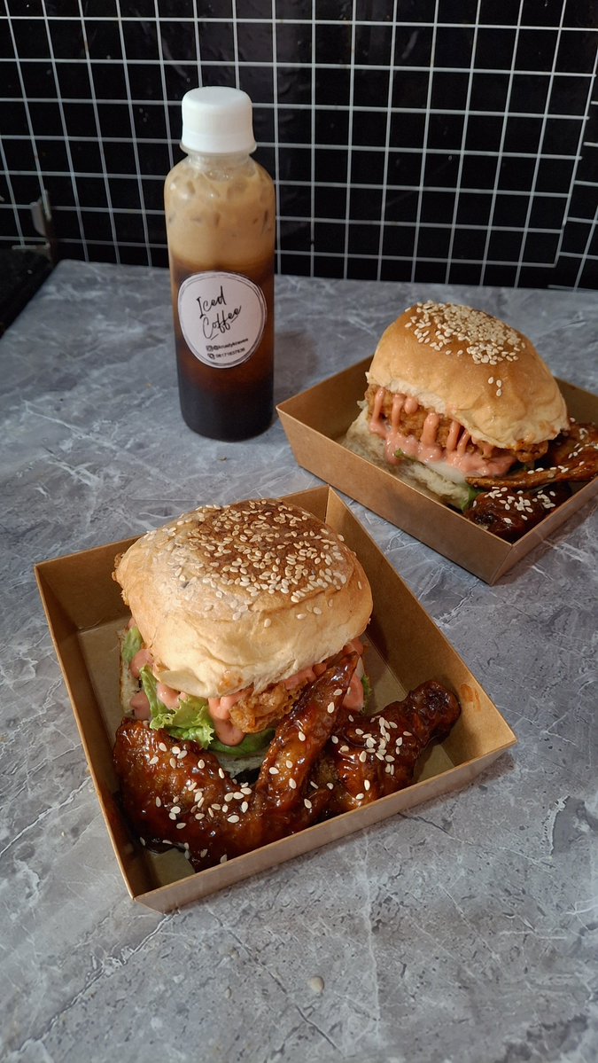 krustykraves's tweet photo. Two mini chicken burgers available for pre-order (against tomorrow morning) 

3,000 (without the wings)

📍Abuja https://t.co/pnJ2xqPSNr