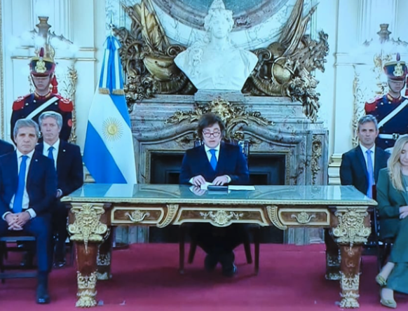 IvanWerning's tweet photo. Excelentes iniciativas del gobierno.

Sí, algunas medidas tienen dientes otras son más declarativas, algunas mejores que otras, pero eso es perderse en los detalles. Estos son los temas que se tienen que debatir y votar para afianzar consenso y confianza en un rumbo. Para que la política compita a futuro en otras dimensiones, dentro de un marco razonable.

Lo mejor de Milei ha sido generar conciencia sobre lo fiscal y monetario. Esto es otro paso en ese sentido. Veremos cómo se recibe.