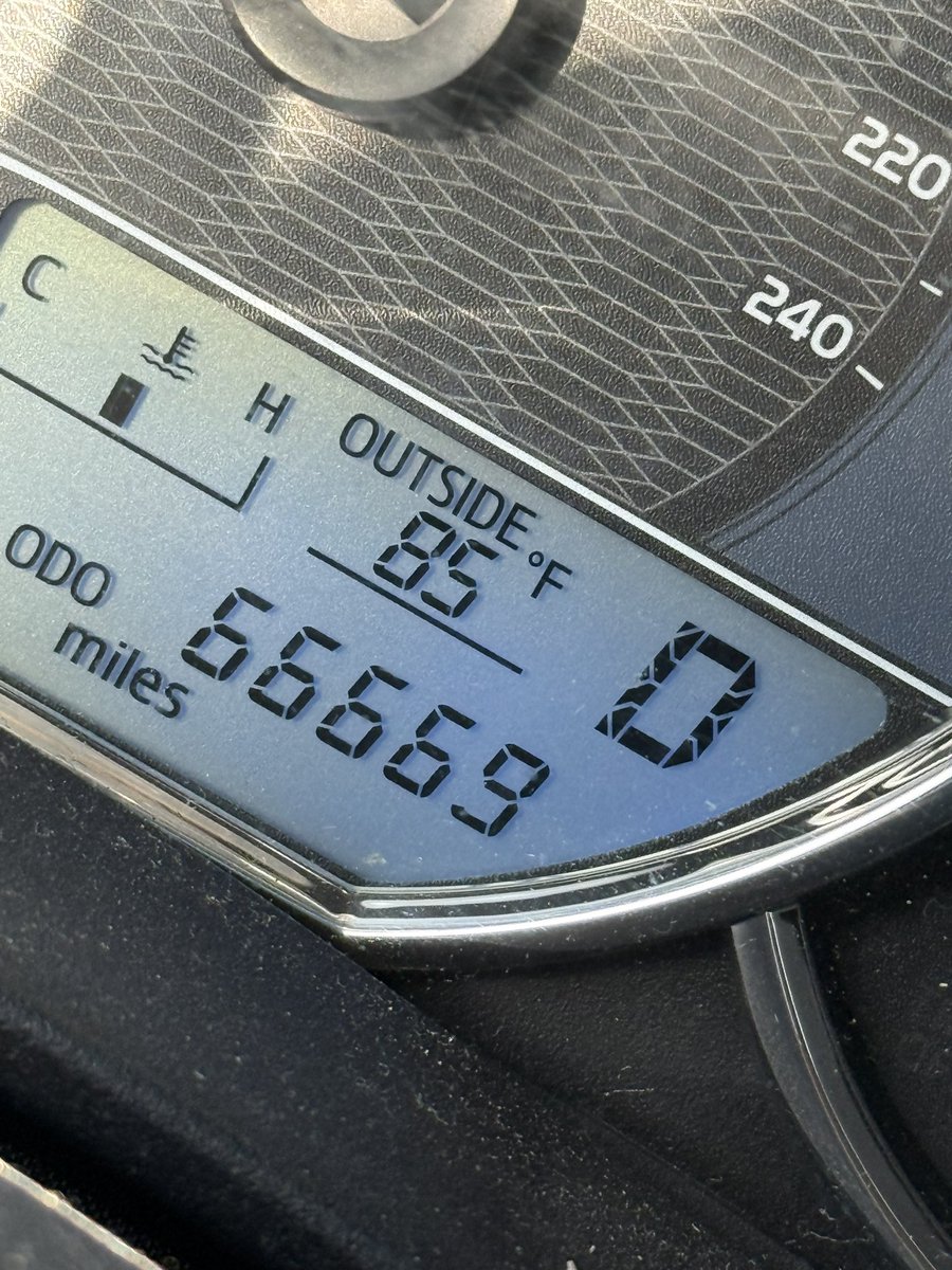 CJDMlml's tweet photo. 😭😭😭iba distraido manejando y no me di cuenta; no le pude tomar la foto a los 66,666 🥲 https://t.co/ne6ktejkOx