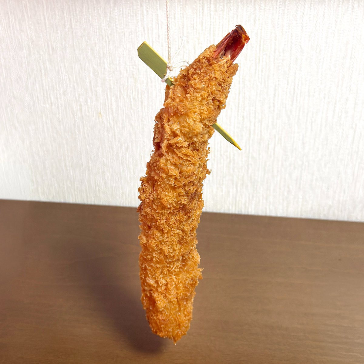 sakuyaoi's tweet photo. 清水みなと祭り、なすび総本店さん前で販売されていたジャンボ海老フライ1000円！以前オモウマい店でも紹介されていたイベントエディションです。

食べやすいように持ち手と紐付きでしたが処刑みたいなビジュアルに。プリッと太い海老が練り物で巻かれ海老フィレオ風。たこ焼きと比べてこんな感じζζ https://t.co/hRl02hyLKZ