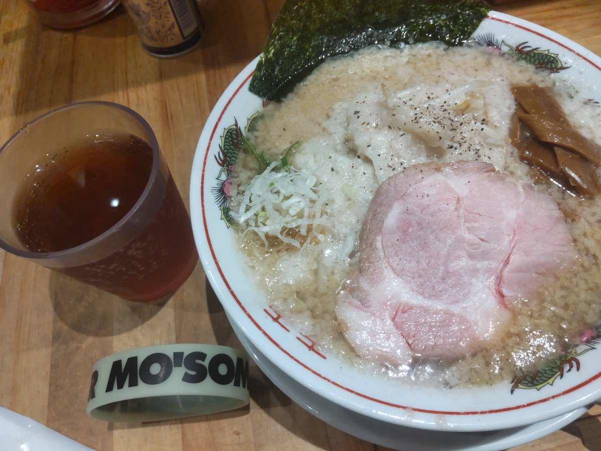 toshibooment's tweet photo. MO'SOME TONEBENDER今年のワンマンも最高だった！！
10年以上新曲無いし年に1回のワンマンでもやっぱ唯一無二なライブしてくれるのがモーサムならではな気がした。
3人の演奏と水野くん入った演奏を上手く織り交ぜてて個人的には3人時代の曲を4人で演るのが新鮮だった。
#MOSOMETONEBENDER #モーサム https://t.co/DxQaK6f4Nz