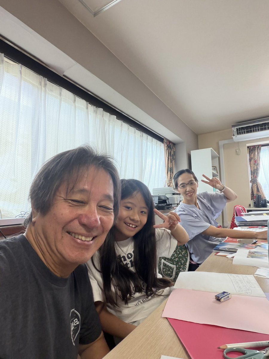 Jimmy56321567's tweet photo. 会社に孫が

めちゃくちゃ可愛くて

アイス買いに行く時も
小さな手を繋いでくれる

夏休み課題の

フルーツ飴の作り方

をささっと仕上げてるのに
素晴らしい出来上がり。

さすが！ https://t.co/v6HQ2cjQiJ