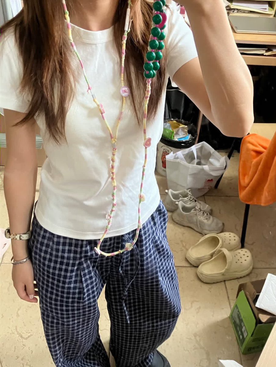 cozydewdrop's tweet photo. SIAPA LAGI YANG BALIK PAKE EARPHONE KABEL?? 😭  
jujur aku tim yang udah di-dekor gini sih. gemes bangetttt, lebih aesthetic dan gak takut ketuker 💗 https://t.co/R0maVLUBFI