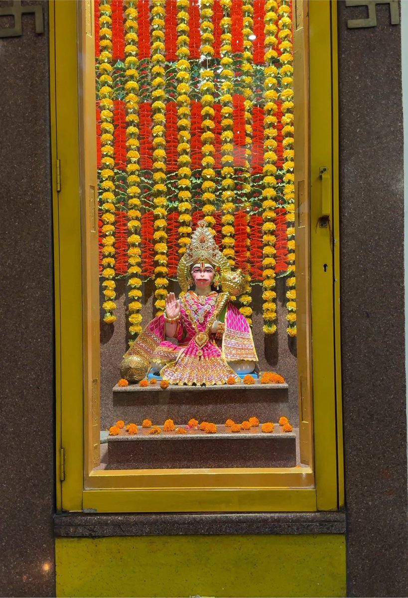 smart_lucknow's tweet photo. लखनऊ में अगर राधा-कृष्ण के दर्शन के साथ खूबसूरत वास्तुकला देखनी हो, तो श्री राधा माधव देवस्थानम् जरूर देखिए।
लौलाई में स्थित यह मंदिर दक्षिण भारतीय शैली में बना है।
परिसर में कमल से सजा सरोवर और पवित्र पीपल का वृक्ष इसकी खूबसूरती को और बढ़ाता है। https://t.co/kkZQsvTMUz