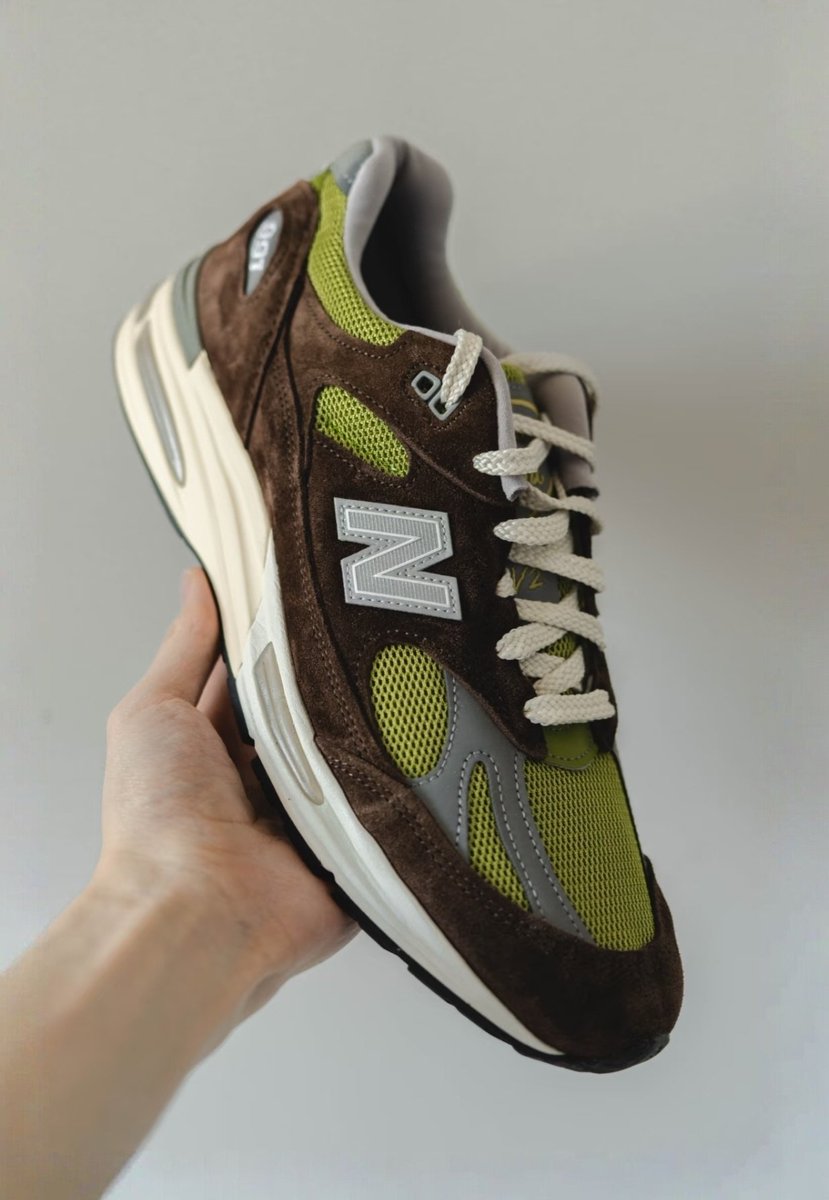 nutdant's tweet photo. GILAAA... New Balance yang ini cakep banget sih 😭, colorwaynya segemes ini kaya dubai chewy cookie 🤎💚 https://t.co/dTUNTrNGmU