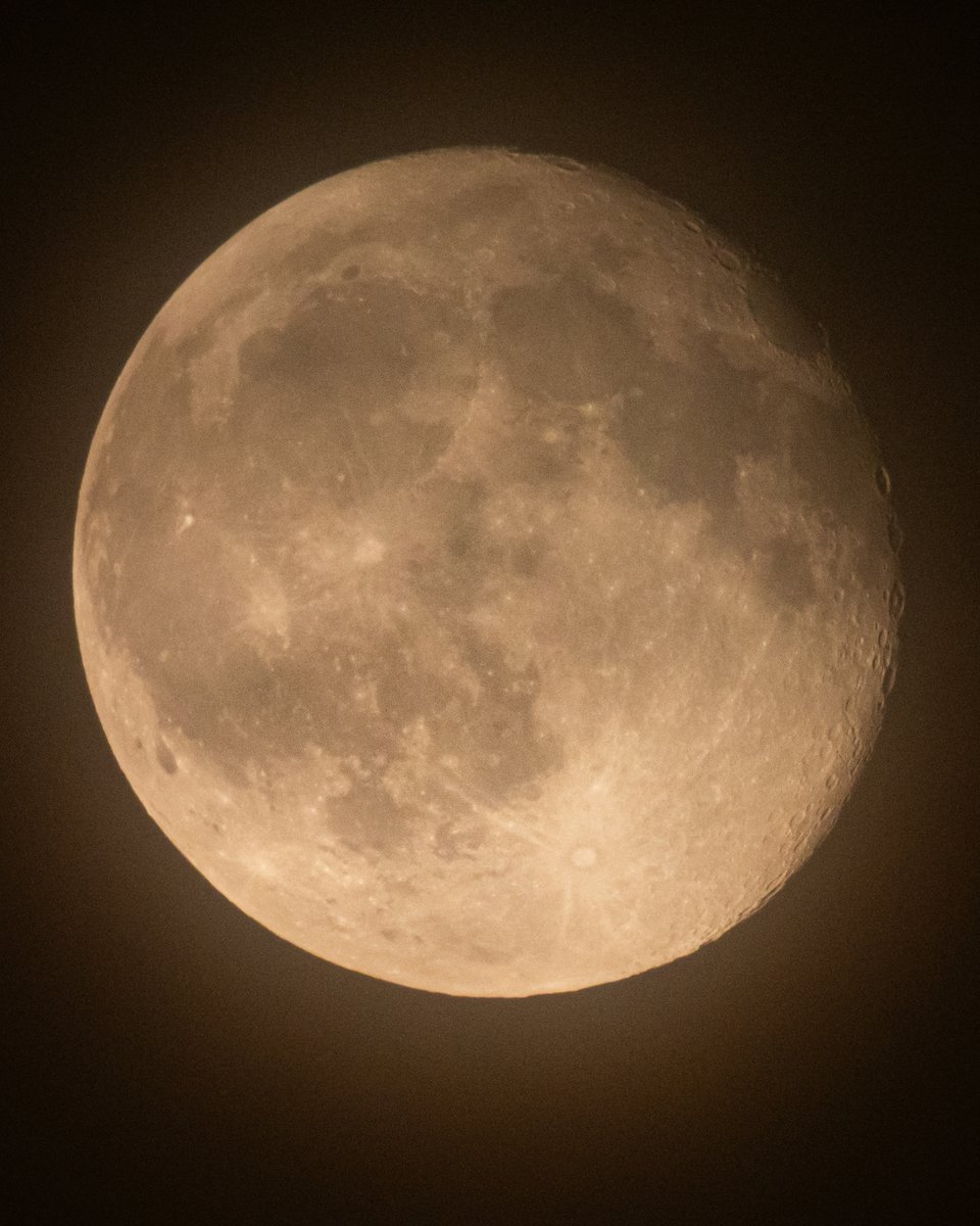 man_ten_bo_shi's tweet photo. 今夜の月です。
能登は曇っていますが、薄雲越しに少しだけ月を見ることができました。
満月を過ぎて少しずつ欠けてきましたね。
今夜は新月から数えて18日目の月「居待月(いまちづき)」です。
お住まいの地域が晴れていましたら、お休み前に少しだけ月を眺めてみましょう。 https://t.co/6BXtLNvW9X