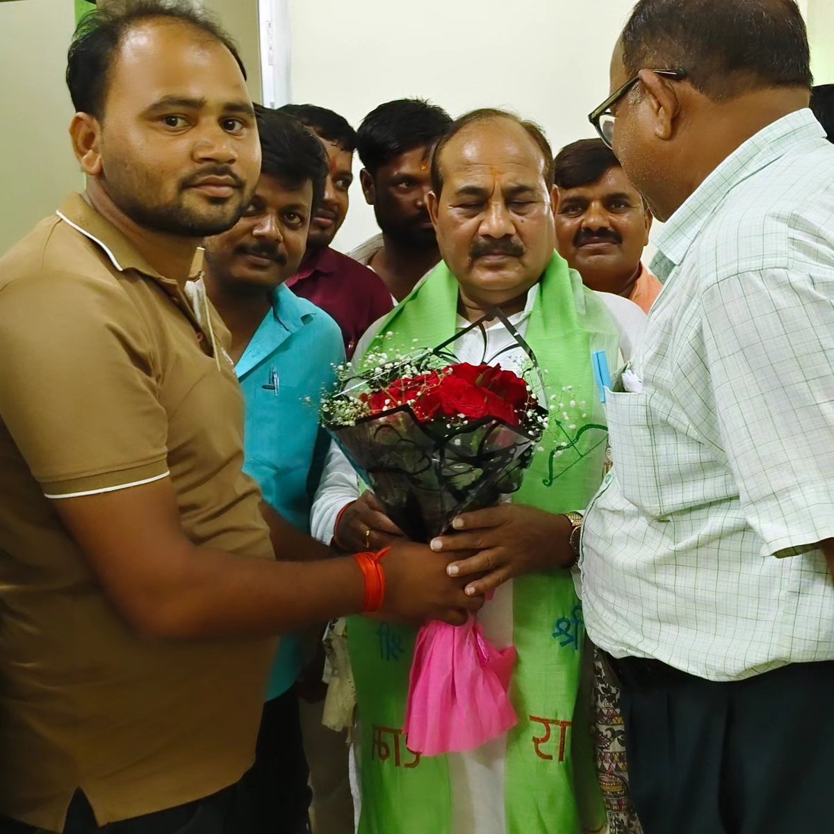 svivek123bjp's tweet photo. उत्तर प्रदेश सरकार के कैबिनेट कारागार मंत्री और कुशीनगर जिला प्रभारी मंत्री माननीय श्री दारा सिंह चौहान जी से कुशीनगर के सर्किट   हाउस  में शिष्टाचार मुलाकात हुआ।। https://t.co/SrsIvmI98z