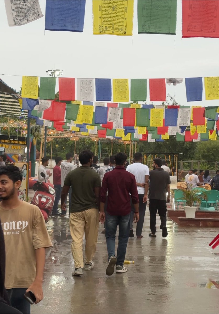 smart_lucknow's tweet photo. अब लद्दाख जाने के लिए हज़ारों किलोमीटर दूर जाने की क्या जरूरत, जब हमारे अपने नवाबों के शहर लखनऊ में ही ‘मिनी लद्दाख’ जैसी खूबसूरत जगह बन चुकी है! शाम ढलते ही यहाँ की ठंडी हवा, खूबसूरत लाइटिंग और मरीन ड्राइव का ये शानदार किनारा किसी जन्नत से कम नहीं लगता। https://t.co/MRbkODLKJZ