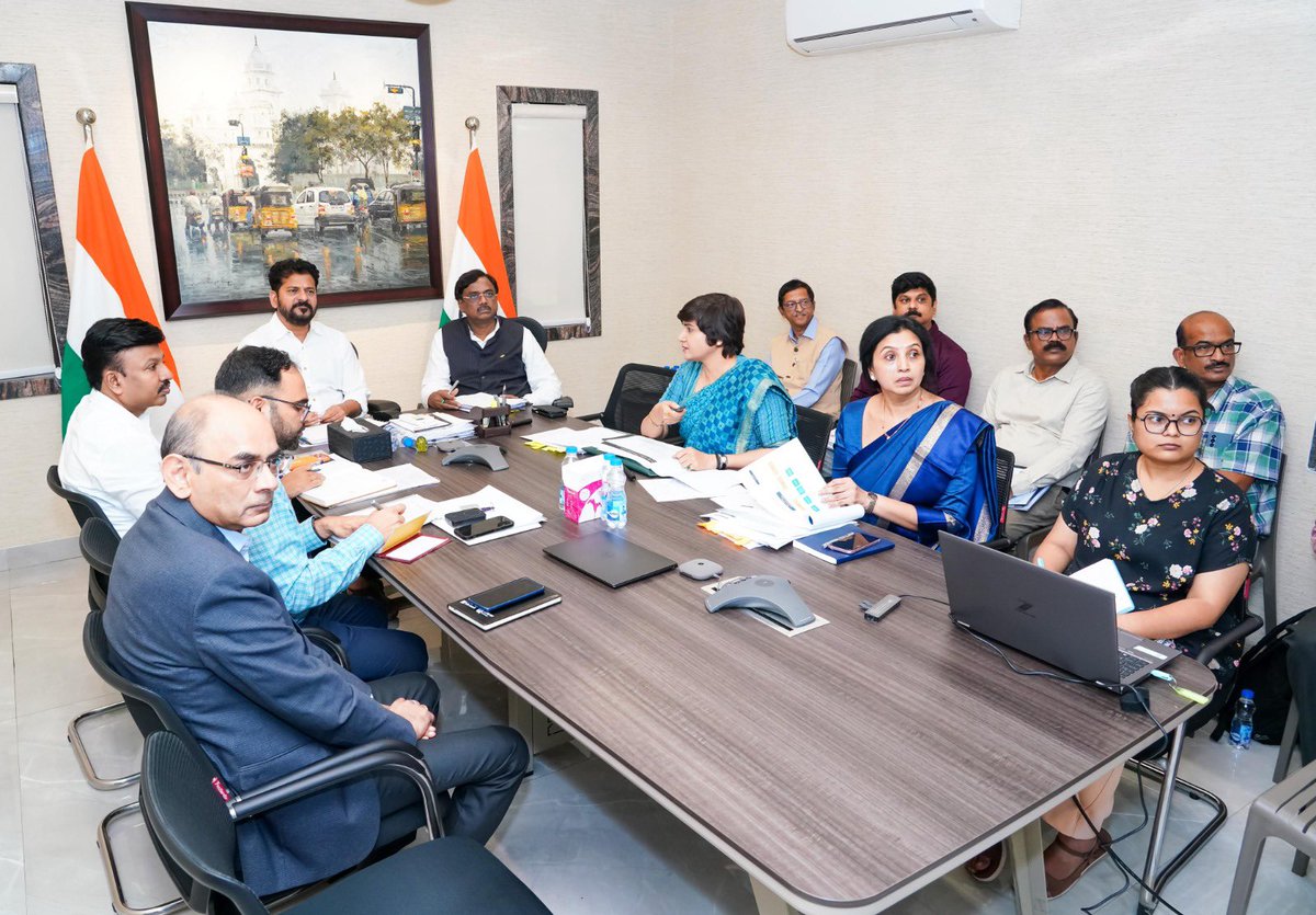 VivekVenkatswam's tweet photo. శక్తి డిపార్టుమెంట్‌పై నిర్వహించిన సమీక్ష సమావేశంలో ముఖ్యమంత్రి శ్రీ రేవంత్ రెడ్డి గారు, సంబంధిత శాఖల ఉన్నతాధికారులతో కలిసి పాల్గొన్నాను.

ఈ సందర్భంగా యంగ్ ఇండియా స్కిల్ యూనివర్సిటీలో అత్యాధునిక రీసెర్చ్ సెంటర్‌ను ఏర్పాటు చేయడంతో పాటు, ప్రభుత్వ ఇంజనీరింగ్ కళాశాలల విద్యార్థులకు పరిశ్రమల్లో ఇంటర్న్‌షిప్ అవకాశాలు కల్పించాలని సూచించాను. అలాగే, ఏటీసీల్లో ఈవీ సర్వీసింగ్, డ్రోన్ టెక్నాలజీ వంటి భవిష్యత్ అవసరాలకు అనుగుణమైన కోర్సులను ప్రవేశపెట్టాలని ప్రతిపాదించాను.

TOMCOM‌ను మరింత బలోపేతం చేసి, విదేశీ భాషల శిక్షణ నుంచి పాస్‌పోర్టు సదుపాయాలు, విదేశీ కంపెనీల్లో ఉద్యోగ అవకాశాల వరకు యువతకు సమగ్ర సహాయాన్ని అందించే వ్యవస్థగా తీర్చిదిద్దాలని సూచించాను.

పరిశ్రమల అవసరాలకు అనుగుణంగా నర్సింగ్ కళాశాలలకు అనుమతులు మంజూరు చేస్తూ, నైపుణ్యాభివృద్ధి ద్వారా తెలంగాణ యువతను ప్రపంచ ఉద్యోగ విపణికి సిద్ధం చేసే దిశగా ప్రభుత్వం కృషి చేస్తోందని పేర్కొన్నాను.

తెలంగాణ యువతకు ప్రపంచ స్థాయి ఉపాధి అవకాశాలు కల్పించే దిశగా స్కిల్ ఎకోసిస్టమ్‌ను మరింత బలోపేతం చేయడమే మా ప్రభుత్వ లక్ష్యం.

@revanth_anumula @TelanganaCMO @INCTelangana