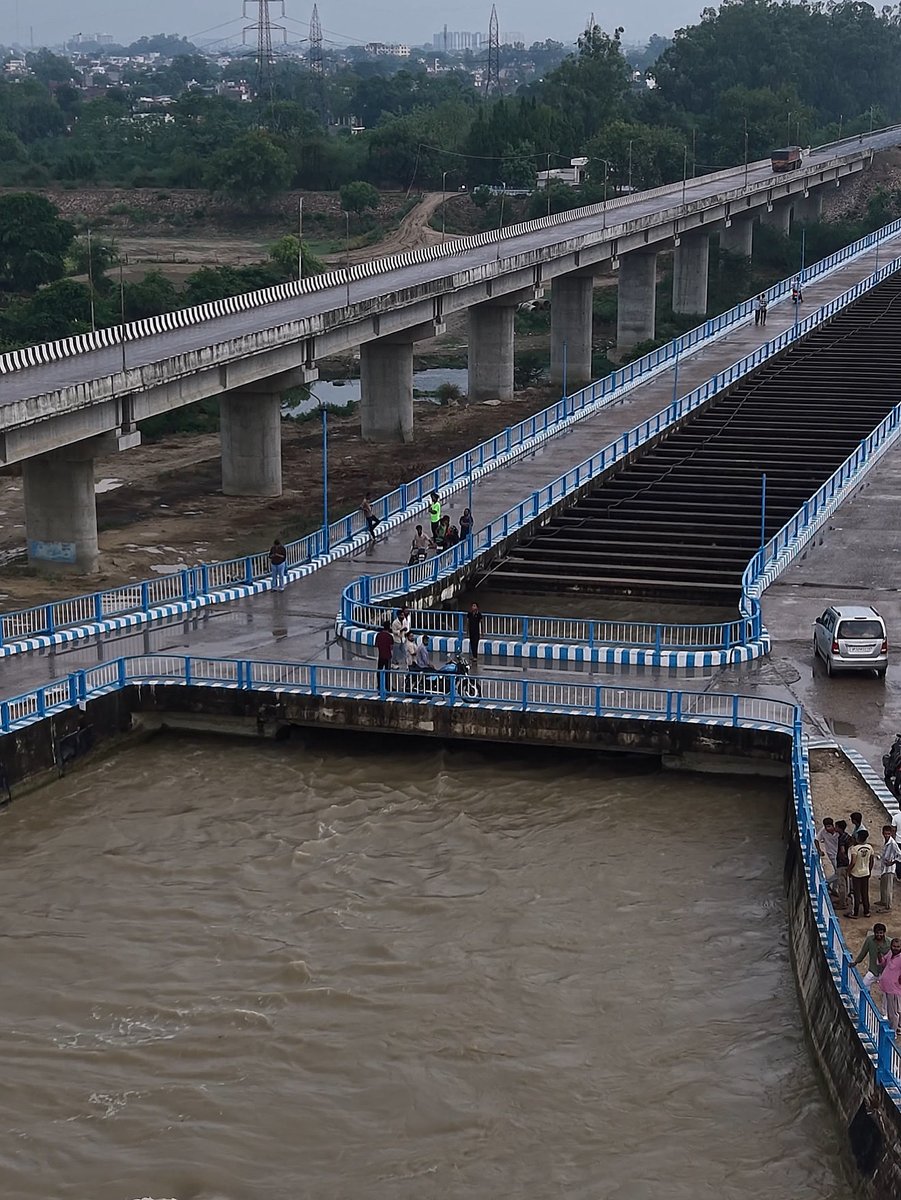 smart_lucknow's tweet photo. गोमती के किनारे बना इंदिरा डैम, लखनऊ की खूबसूरत तस्वीर का एक खास हिस्सा है।
शाम के वक्त यहां का नजारा और भी अलग दिखाई देता है।
बहता पानी, खुला आसमान और आसपास की हरियाली, शहर के बीच प्रकृति को करीब से देखने की एक अच्छी जगह। https://t.co/zVwRtlpNTH