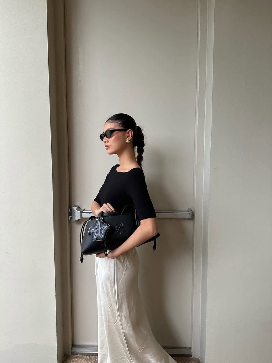 Tiishatiinz's tweet photo. Basic, but made iconic. 🖤
IT BAG 26 in black, elevated by our #MergeFriends. แท้จากช้อป💯
where every curve makes the statement.
.
Meet the IT BAG 26 on Monday, 2 March at 12PM on MERGE official Website.
.
พิกัด🛒🧸
https://t.co/k6oIwwEGa3
#itbag26
#MergeItbag26
#ItsNormalBag https://t.co/d37NKzogho