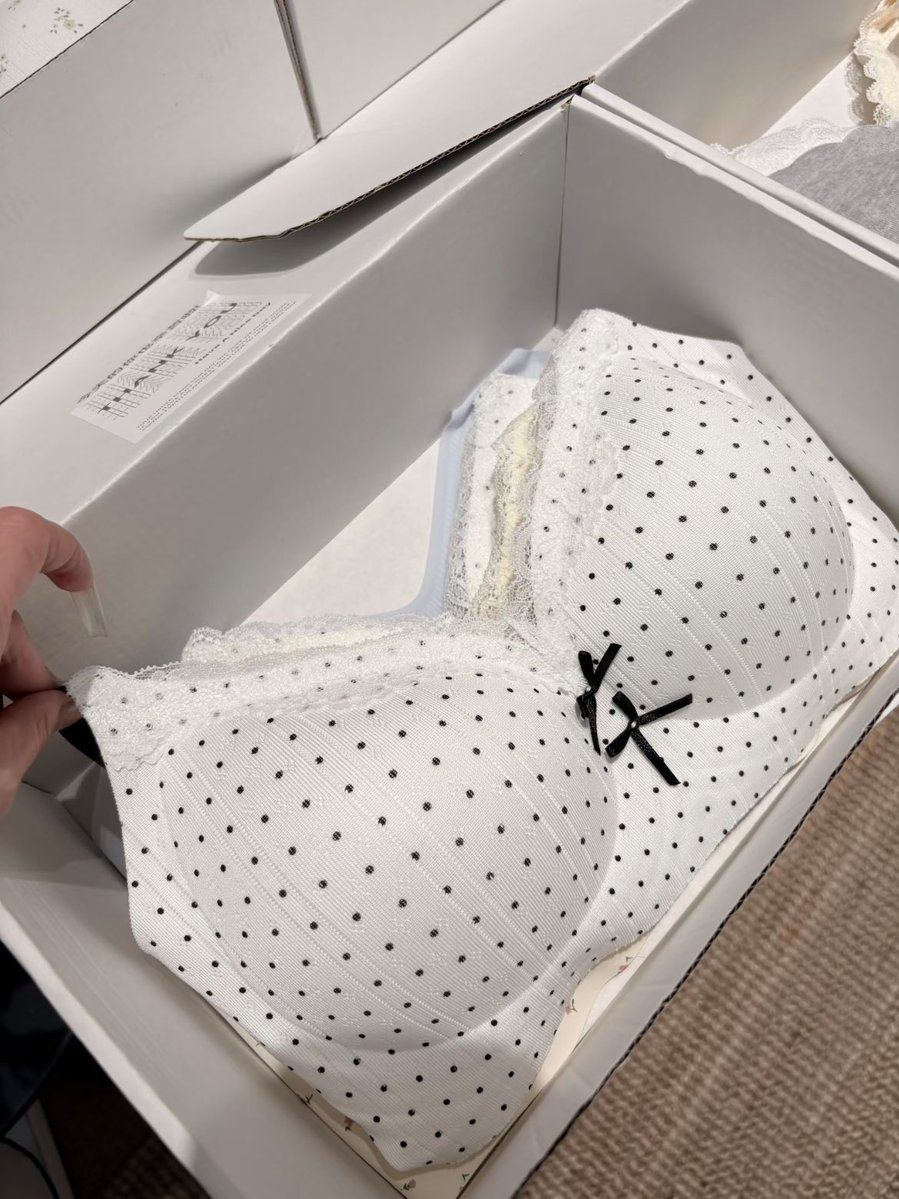 jacfkpot's tweet photo. DEFINISI NYAMAN DAN CANTIK... nemu bra seamless yang motifnya lucu banget, ada detail lace juga 🥹💗 https://t.co/rAUJHODLoG