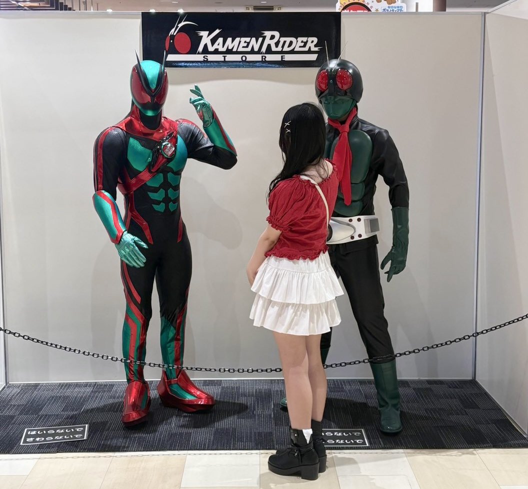 uiove_s2's tweet photo. ポップアップ結構グッズあったし、パネルもあって本当に最高だった〜！！
やっぱりヒーローってかっこいいし、憧れるよね🔥 https://t.co/6q68jkJDEo