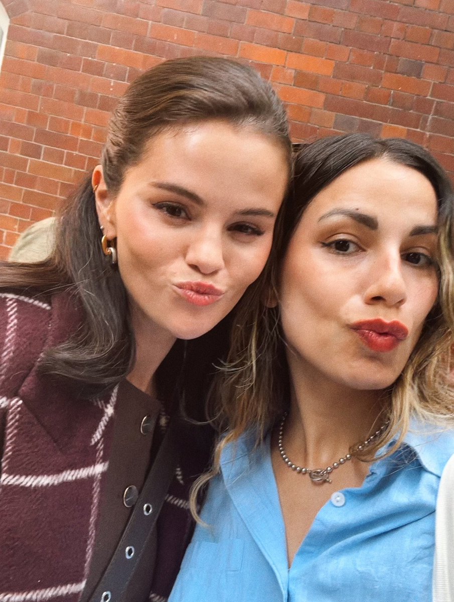WorldwideSelG's tweet photo. Selena Gomez on the set of "Only Murders in the Building" in London https://t.co/09Xdbu7s3Z