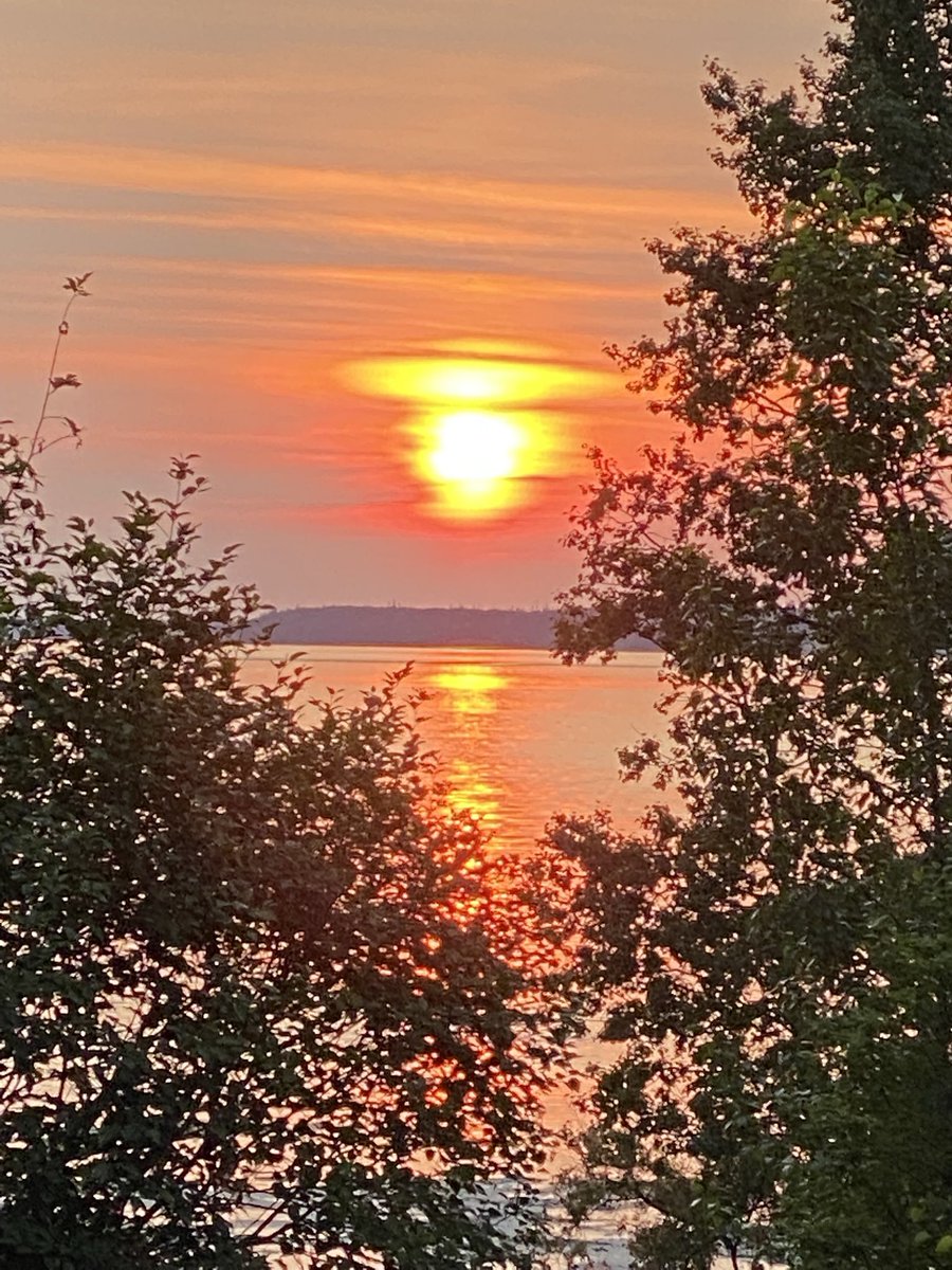 Lone69Ray's tweet photo. Love my Alaskan skies https://t.co/TCpnjTAg56