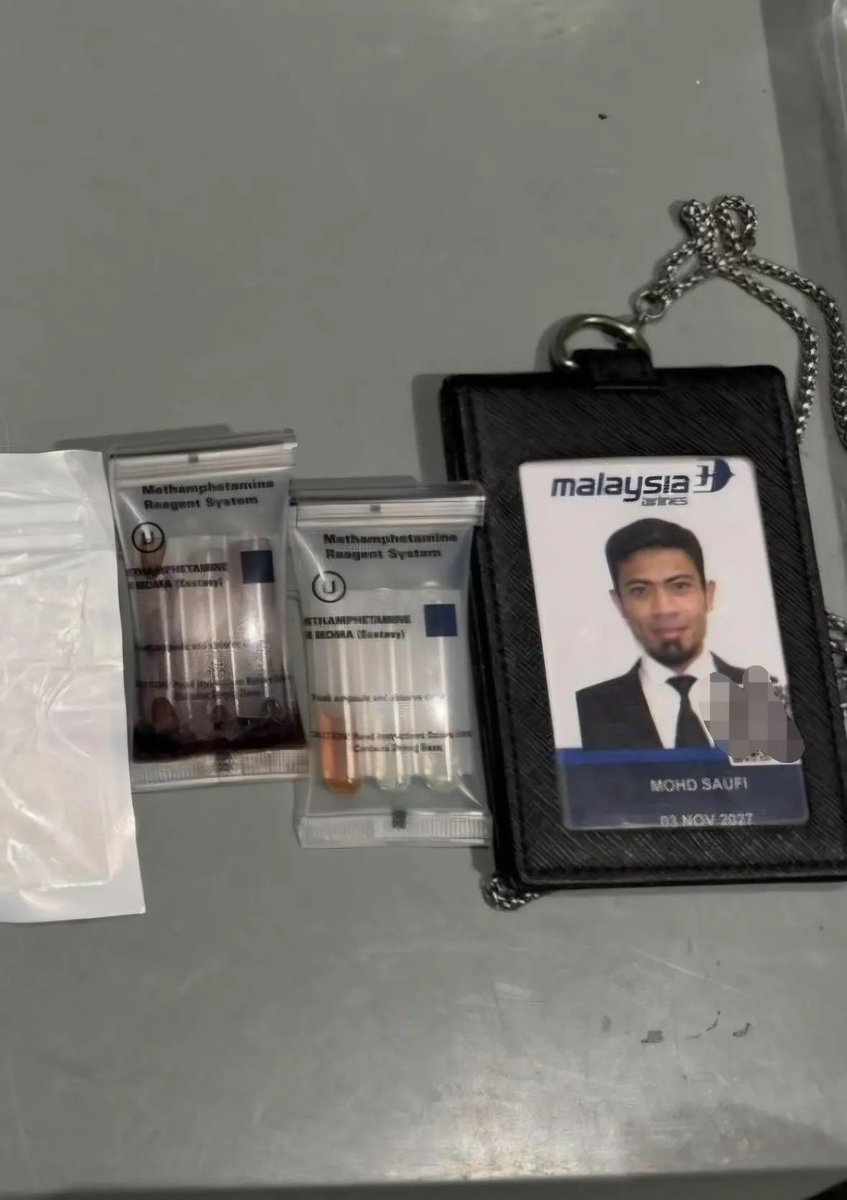 karirfess's tweet photo. Edannn😳😱🤯

Seorang pilot Malaysia Airlines berusia 39 tahun ditangkap di Bandara Soekarno-Hatta setelah mendarat dengan penerbangan MH727.

Di dalam kopernya, petugas menemukan lebih dari 70.000 pil ekstasi (sekitar 25 kg), ditambah sejumlah sabu.

Hasil tes menunjukkan dia positif sabu, MDMA, dan kokain.

Menurut pihak berwenang Indonesia, pilot tersebut mengaku dibayar RM50.000 (sekitar Rp190 juta) untuk membawa barang tersebut dan menyerahkannya di Jakarta. Dia juga diduga sudah pernah melakukan hal serupa sebelumnya.

Padahal, gaji pilot Malaysia Airlines sendiri sudah tergolong tinggi.

First Officer bisa mendapat kisaran RM10–17 juta per bulan (sekitar Rp38–65 juta), sementara Captain bisa mencapai RM20–40 juta per bulan atau lebih (sekitar Rp75–150 juta).

Malaysia Airlines mengonfirmasi sedang bekerja sama dengan pihak berwenang dan melakukan investigasi internal.
Pilot.
 Gaji sudah besar🥲 Masih nekat bawa puluhan ribu pil di koper hadehhhh~