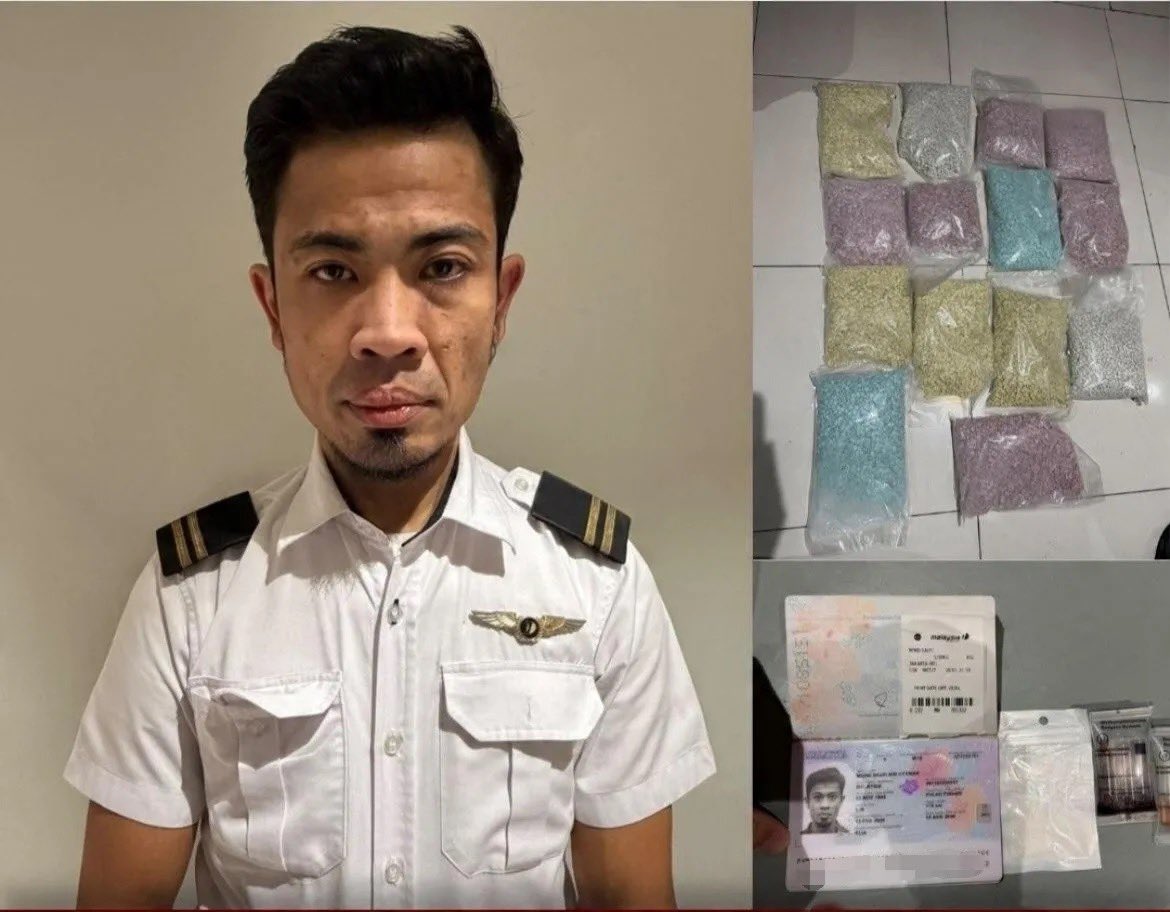 karirfess's tweet photo. Edannn😳😱🤯

Seorang pilot Malaysia Airlines berusia 39 tahun ditangkap di Bandara Soekarno-Hatta setelah mendarat dengan penerbangan MH727.

Di dalam kopernya, petugas menemukan lebih dari 70.000 pil ekstasi (sekitar 25 kg), ditambah sejumlah sabu.

Hasil tes menunjukkan dia positif sabu, MDMA, dan kokain.

Menurut pihak berwenang Indonesia, pilot tersebut mengaku dibayar RM50.000 (sekitar Rp190 juta) untuk membawa barang tersebut dan menyerahkannya di Jakarta. Dia juga diduga sudah pernah melakukan hal serupa sebelumnya.

Padahal, gaji pilot Malaysia Airlines sendiri sudah tergolong tinggi.

First Officer bisa mendapat kisaran RM10–17 juta per bulan (sekitar Rp38–65 juta), sementara Captain bisa mencapai RM20–40 juta per bulan atau lebih (sekitar Rp75–150 juta).

Malaysia Airlines mengonfirmasi sedang bekerja sama dengan pihak berwenang dan melakukan investigasi internal.
Pilot.
 Gaji sudah besar🥲 Masih nekat bawa puluhan ribu pil di koper hadehhhh~