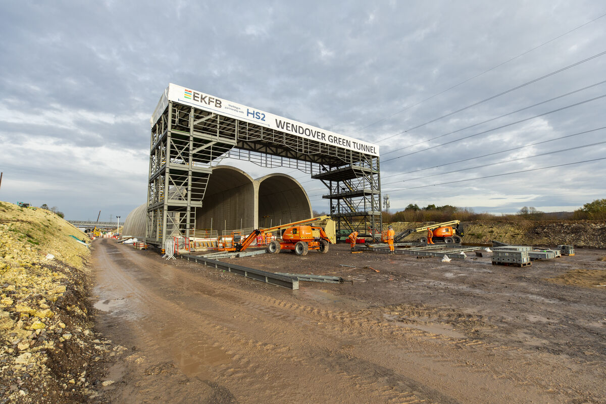 HS2ltd's tweet photo. We've signed new commercial contracts with EKFB and Align, two of the companies building more than 100km of HS2 between London and the West Midlands. 

The deals set clear deadlines, improve how costs are managed, and make sure responsibility is shared fairly between us and our contractors — helping us build the railway faster and more efficiently. Talks with our two remaining contractors are ongoing.

Read the full story 👉 https://t.co/oc3aQSenJh