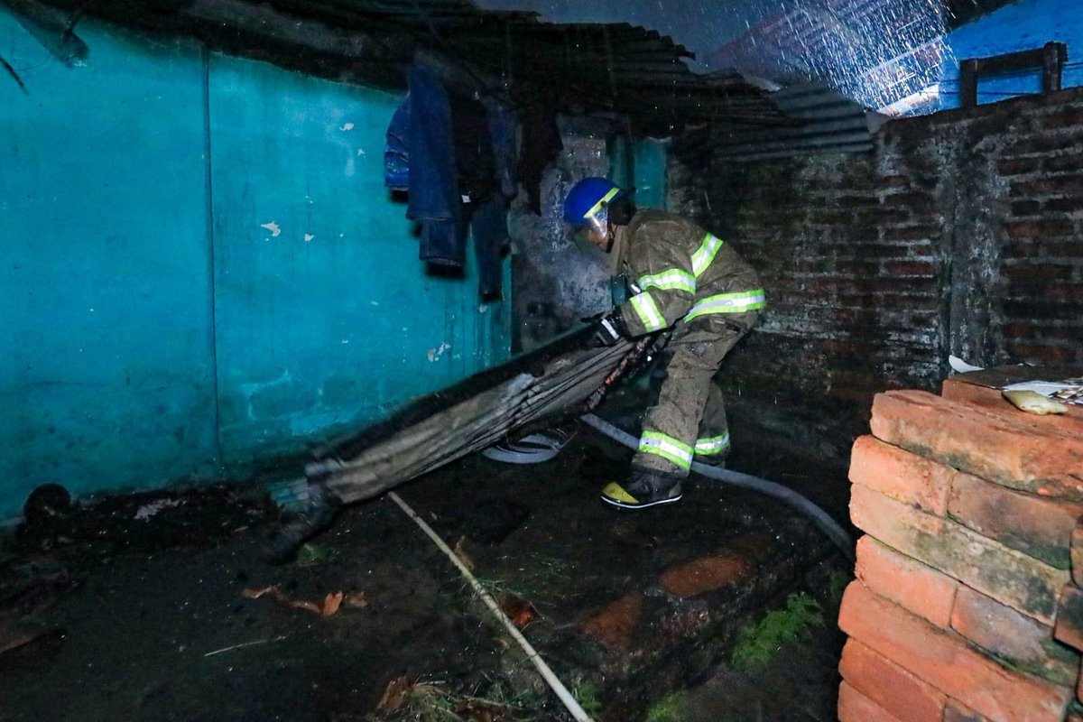 LaPagina's tweet photo. Una persona falleció en un incendio estructural registrado en una vivienda del cantón Chanmico, caserío El Mesón, distrito de San Juan Opico, municipio de La Libertad Centro. https://t.co/WLTbtc2Jaj