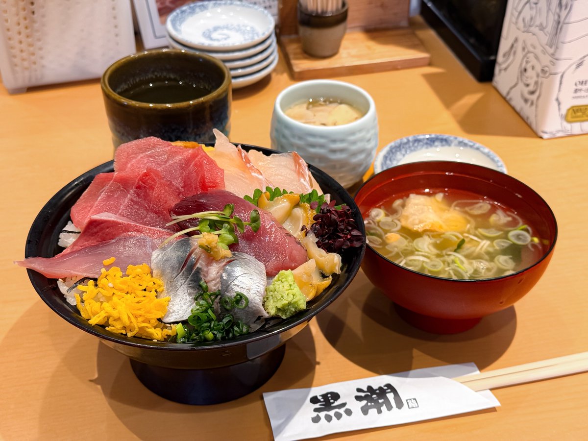aeri5199's tweet photo. 〖 薬膳中華茶坊 三笠 〗

◇ 紫陽花中華御膳 (あじさい祭り限定ランチ)
・夏の薬膳スープ
・海老のチリソース煮
・鶏肉の甘酢あんかけ
・野菜サラダ
・ご飯
・杏仁豆腐
◇ 肉まん

#薬膳中華茶坊三笠 #雨引観音 #茨城ランチ #桜川市 #薬膳スープ https://t.co/mXPt7gDVMy