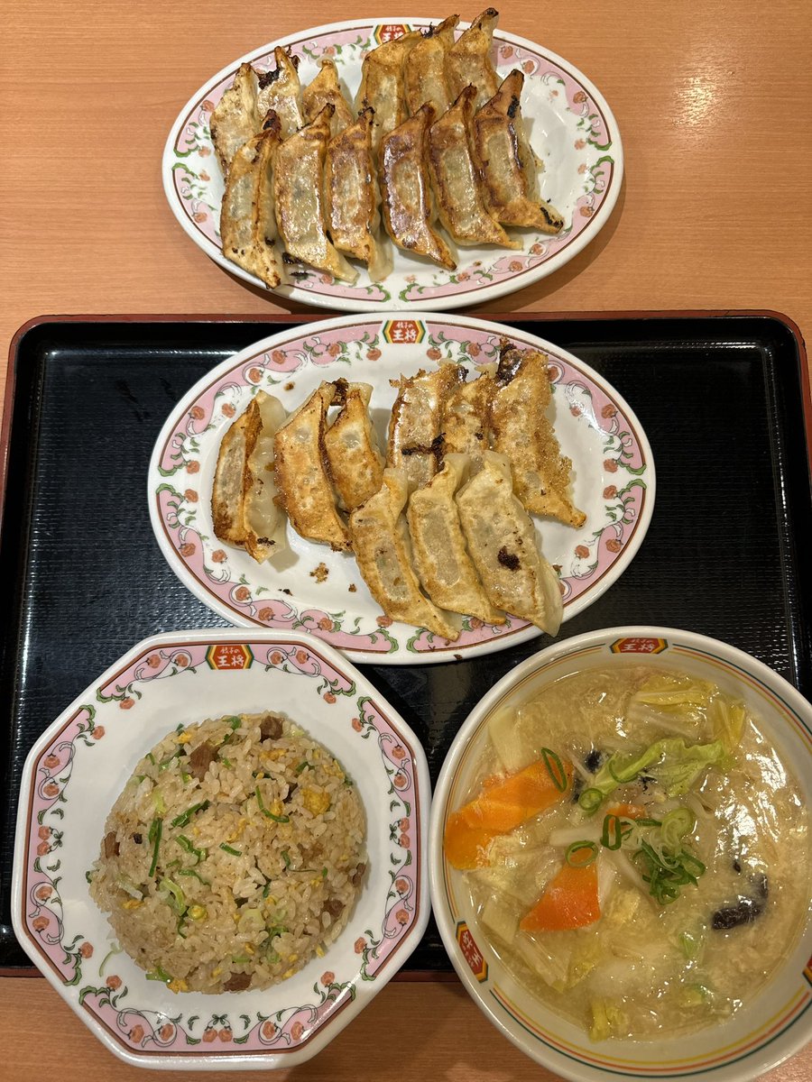 JF4745's tweet photo. 週5で王将💕
ちょうど半年ぶりに「餃子の王将市川橋店」に参戦🔥
ペルゴ王将限定「999(サンキュー)セット」&amp; 2026夏限定！大葉香る🍀「夏餃子」2人前をオーダー✨
餃子21個は開店45年目のペルゴ王将2号店でも全部うすうすじゃないと、ダメ、ゼッタイ🙅‍♀️
#王将の無限ループ
#ぎょうざ倶楽部 
#餃子の王将 https://t.co/WxxefDdHbZ