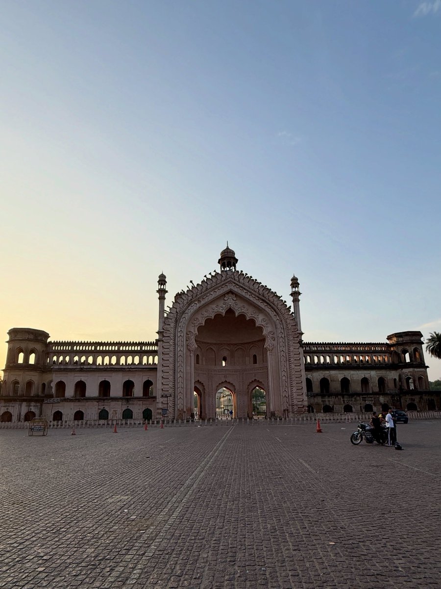 smart_lucknow's tweet photo. पुराना लखनऊ आज भी अपनी गलियों में कई कहानियां समेटे है,
कहीं पुरानी इमारतें हैं तो कहीं बाजारों की वही चहल-पहल,
इन गलियों से गुजरते हुए लगता है,
जैसे शहर का पुराना दौर आज भी यहीं कहीं मौजूद है। https://t.co/1E1UJ00lkZ