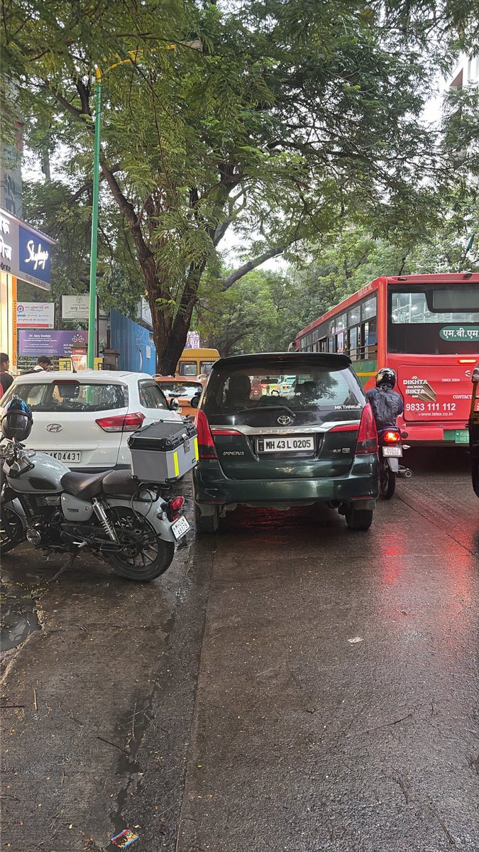 harshalgadge1's tweet photo. @RTOTHANE_MH04 pls help this car has double parked . Entire road is jammed https://t.co/1XyjzVUZxJ