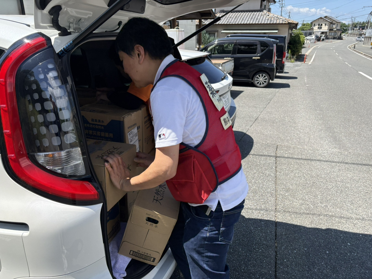 89314honda's tweet photo. 熊本県薬剤師会災害対策本部では、被災されている薬局の一日も早い復旧を最優先に支援を続けています。
災害対策本部では、被災状況の確認が続けられており、現場には、本日も被災薬局へ支援物資の飲料水が届けられました。

昨日までの違いと言えば、「涼しい」「電気がついた」という声を訪問先の薬局で聞くことができました。
本日午前から多くの場所で停電が解消し、薬局ではレセプトコンピューターが稼働し、冷房も使用できるようになっていました。
待合室には患者さんの姿も戻り始め、地域医療が少しずつ動き出していることを実感しました。

持病のお薬が途切れることのないよう、薬局の状況や現場のニーズを丁寧に確認し、災害対策本部へ報告されています。私も帯同し、ガソリンや医薬品の安定供給に必要な情報を収集・報告しています。

災害現場では必要とされる支援が刻々と変化します。
現場の声を大切にしながら、一日も早い地域医療の復旧に向けて、関係者の皆様と力を合わせて取り組んでまいります。

＃チームくまもと　#熊本　#ともに