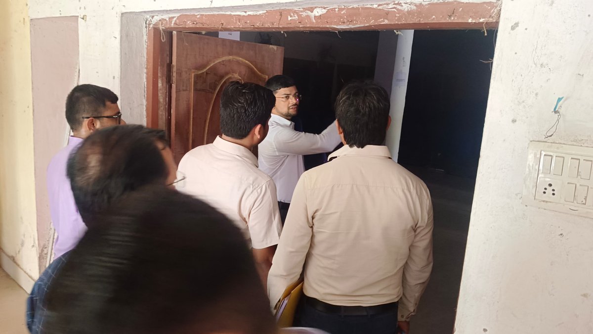dmpurnea's tweet photo. जिला पदाधिकारी, पूर्णिया के दिशा-निर्देश के आलोक में वरीय पदाधिकारी एवं संबंधित अधिकारियों द्वारा प्रशासनिक व्यवस्था को सुदृढ़ एवं संवेदनशील बनाने को लेकर लागातार सरकार द्वारा संचालित विभिन्न विकास योजनाओं के क्रियान्वयन का स्थलीय जांच किया जा रहा है।
@iprd https://t.co/2ssTll0W8Y