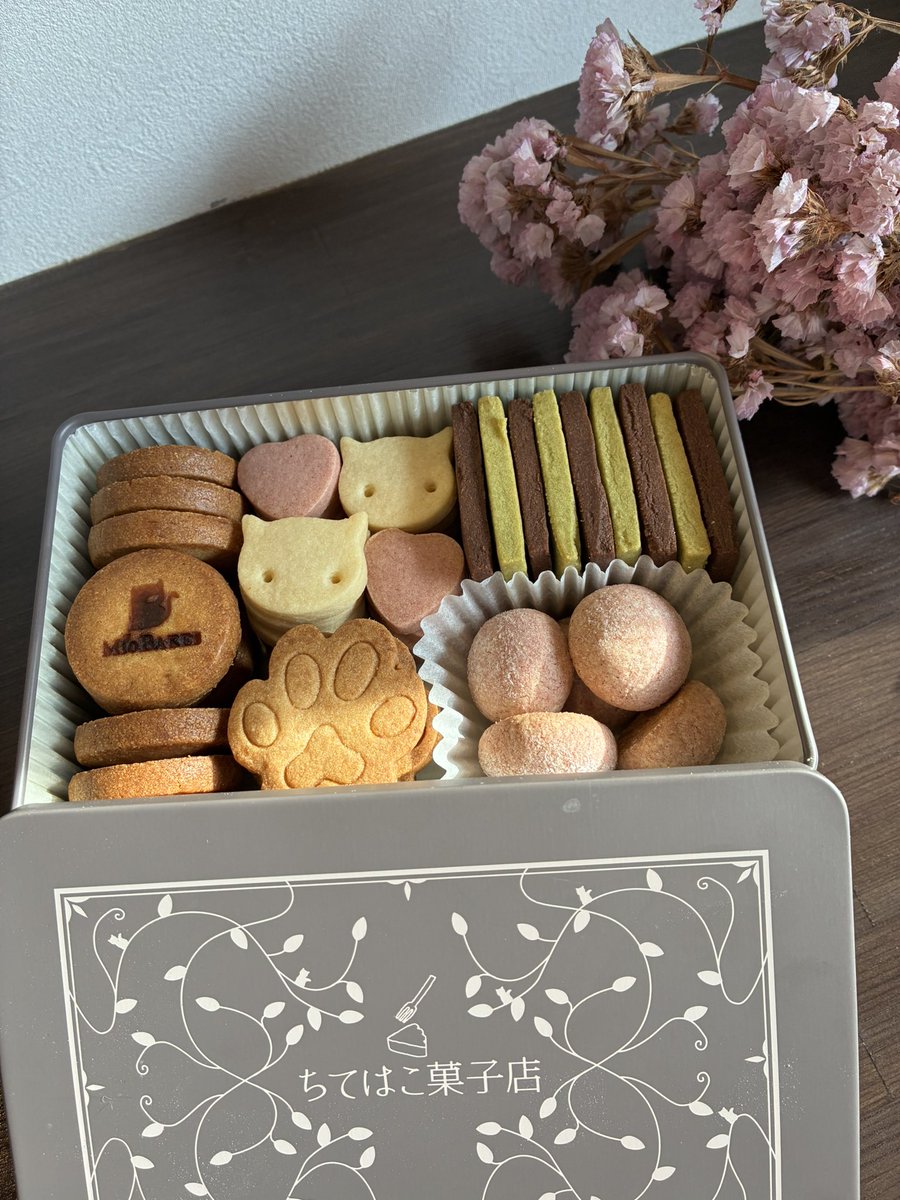 chitehako's tweet photo. 久しぶりの投稿です！

クッキー缶をリニューアルしました！
塩バタークッキー、4種のショートブレッド、サブレ、スノーボール。
来週から購入していただけるようにご用意します‼︎
ご予約も承ります！
帰省のお土産やご家族、友人のお集まりに
缶のフタの唐草模様に小さなネコが隠れていますよ。 https://t.co/nSWjRxGyt5