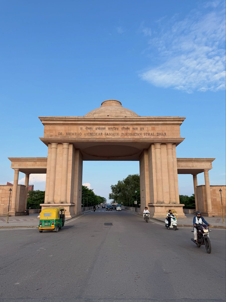 smart_lucknow's tweet photo. लखनऊ की पहचान सिर्फ इमारतों से नहीं, उन जगहों से भी है जहां शहर हर वक्त चलता हुआ नजर आता है… 1090 चौराहा उन्हीं में से एक है। ❤️ https://t.co/sYDkH1idZF