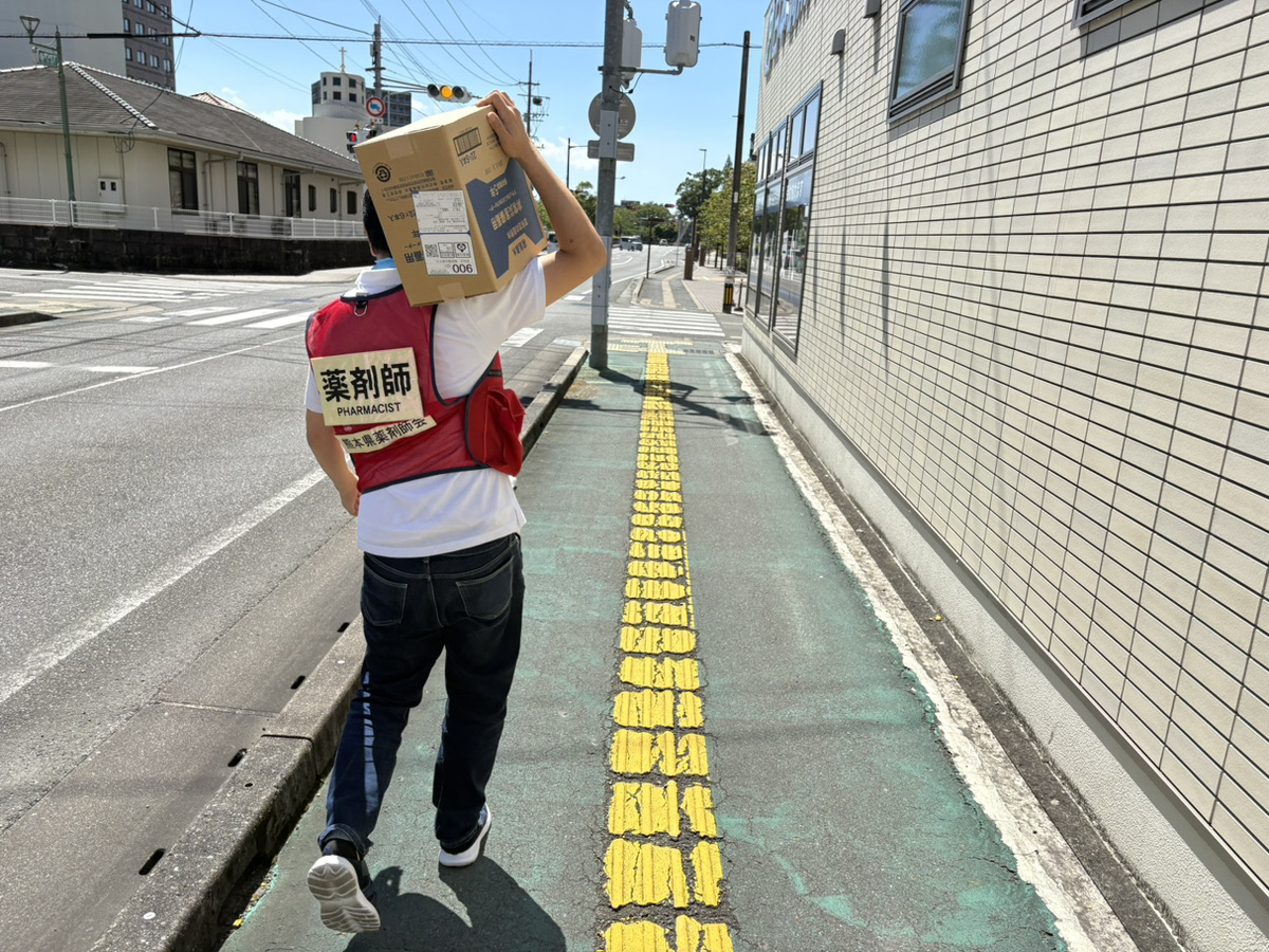 89314honda's tweet photo. 熊本県薬剤師会災害対策本部では、被災されている薬局の一日も早い復旧を最優先に支援を続けています。
災害対策本部では、被災状況の確認が続けられており、現場には、本日も被災薬局へ支援物資の飲料水が届けられました。

昨日までの違いと言えば、「涼しい」「電気がついた」という声を訪問先の薬局で聞くことができました。
本日午前から多くの場所で停電が解消し、薬局ではレセプトコンピューターが稼働し、冷房も使用できるようになっていました。
待合室には患者さんの姿も戻り始め、地域医療が少しずつ動き出していることを実感しました。

持病のお薬が途切れることのないよう、薬局の状況や現場のニーズを丁寧に確認し、災害対策本部へ報告されています。私も帯同し、ガソリンや医薬品の安定供給に必要な情報を収集・報告しています。

災害現場では必要とされる支援が刻々と変化します。
現場の声を大切にしながら、一日も早い地域医療の復旧に向けて、関係者の皆様と力を合わせて取り組んでまいります。

＃チームくまもと　#熊本　#ともに