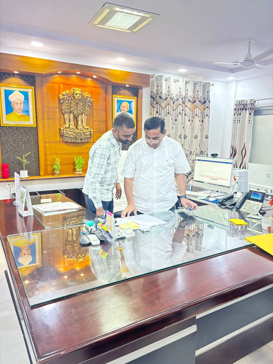 DrRamprakashSa9's tweet photo. बहुत याद आवोगे जाट साहब
जाट साहब के अंतिम कार्यदिवस पर साहब के ऑफिस में मिलकर के पीठ थपथपाने वाला आशीर्वाद लिया
मन रुद्र है आपकी सेवानिवृत्ति पर आपका आशीर्वाद मुझे आगे संघ के लिए कार्य करने की  हमेशा प्रेरणा देता रहेगा।
पगा लागना जाट साहब।
@saten_08 @kamal_kanawaria @MundelVikas https://t.co/DePVrMikAU