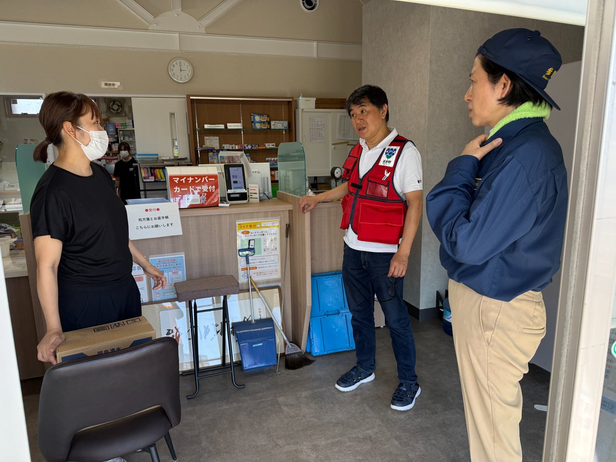 89314honda's tweet photo. 熊本県薬剤師会災害対策本部では、被災されている薬局の一日も早い復旧を最優先に支援を続けています。
災害対策本部では、被災状況の確認が続けられており、現場には、本日も被災薬局へ支援物資の飲料水が届けられました。

昨日までの違いと言えば、「涼しい」「電気がついた」という声を訪問先の薬局で聞くことができました。
本日午前から多くの場所で停電が解消し、薬局ではレセプトコンピューターが稼働し、冷房も使用できるようになっていました。
待合室には患者さんの姿も戻り始め、地域医療が少しずつ動き出していることを実感しました。

持病のお薬が途切れることのないよう、薬局の状況や現場のニーズを丁寧に確認し、災害対策本部へ報告されています。私も帯同し、ガソリンや医薬品の安定供給に必要な情報を収集・報告しています。

災害現場では必要とされる支援が刻々と変化します。
現場の声を大切にしながら、一日も早い地域医療の復旧に向けて、関係者の皆様と力を合わせて取り組んでまいります。

＃チームくまもと　#熊本　#ともに