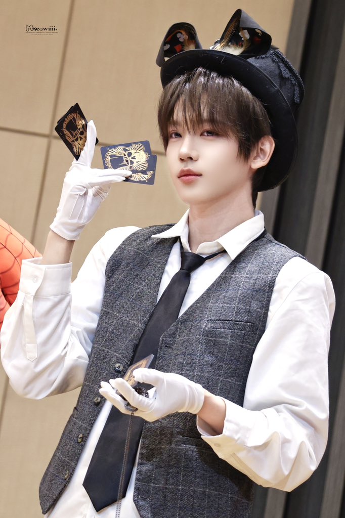 M9eowiiii's tweet photo. 260731 뮤브
🎩
#SHUAIBO #장슈아이보 #AHOF #아홉 https://t.co/oLIfcx4E08