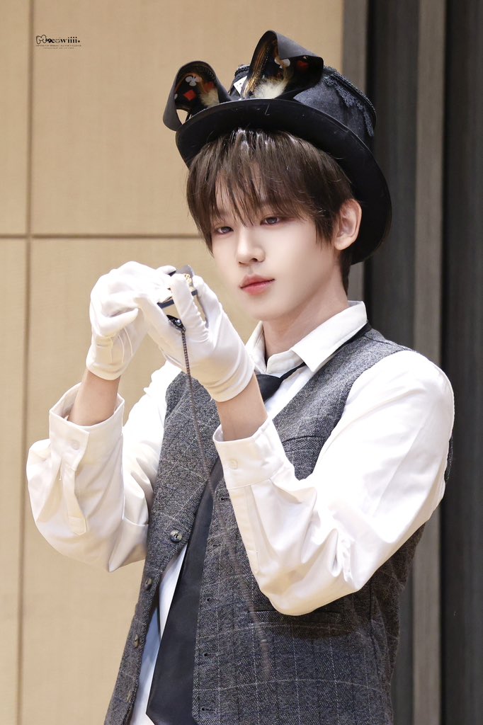 M9eowiiii's tweet photo. 260731 뮤브
🎩
#SHUAIBO #장슈아이보 #AHOF #아홉 https://t.co/oLIfcx4E08