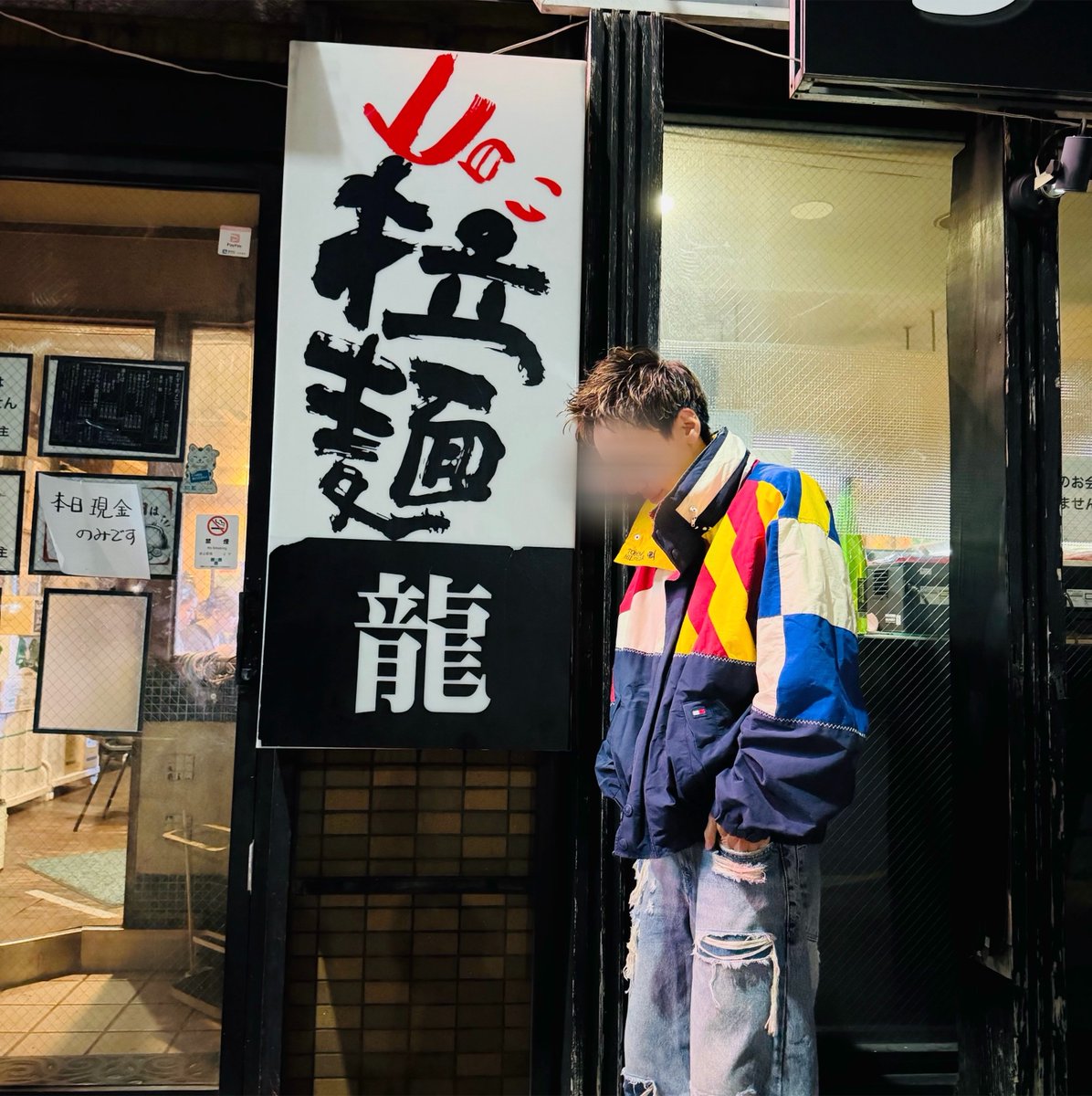 Ryokinoki's tweet photo. ラーメン龍🍜
12:30に並んで昼メシ予定が
20:30夜メシになりましたが
8時間待ちのラーメン最高にうまかった🤩

前後の順番の方々と
西東京市のアスファルトの上で
8時間一緒に過ごしたら普通に友だち🤝笑

店内BGMあっちゃんで
カラフルの席座れてそれも最高でした🧡

@comamugiri0123 
#CDF2026 https://t.co/Ig4iVs320J