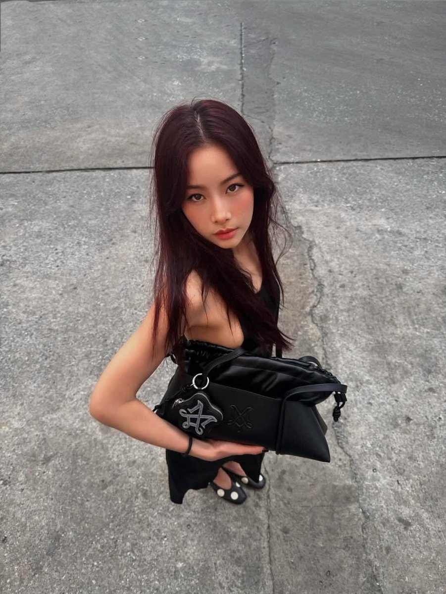 Tiishatiinz's tweet photo. Basic, but made iconic. 🖤
IT BAG 26 in black, elevated by our #MergeFriends. แท้จากช้อป💯
where every curve makes the statement.
.
Meet the IT BAG 26 on Monday, 2 March at 12PM on MERGE official Website.
.
พิกัด🛒🧸
https://t.co/k6oIwwEGa3
#itbag26
#MergeItbag26
#ItsNormalBag https://t.co/f7SFs6h2fk