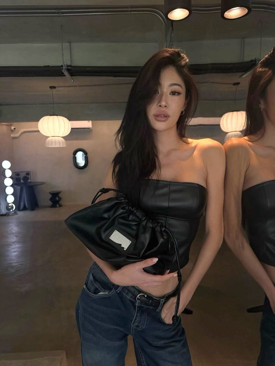 Tiishatiinz's tweet photo. Basic, but made iconic. 🖤
IT BAG 26 in black, elevated by our #MergeFriends. แท้จากช้อป💯
where every curve makes the statement.
.
Meet the IT BAG 26 on Monday, 2 March at 12PM on MERGE official Website.
.
พิกัด🛒🧸
https://t.co/k6oIwwEGa3
#itbag26
#MergeItbag26
#ItsNormalBag https://t.co/f7SFs6h2fk