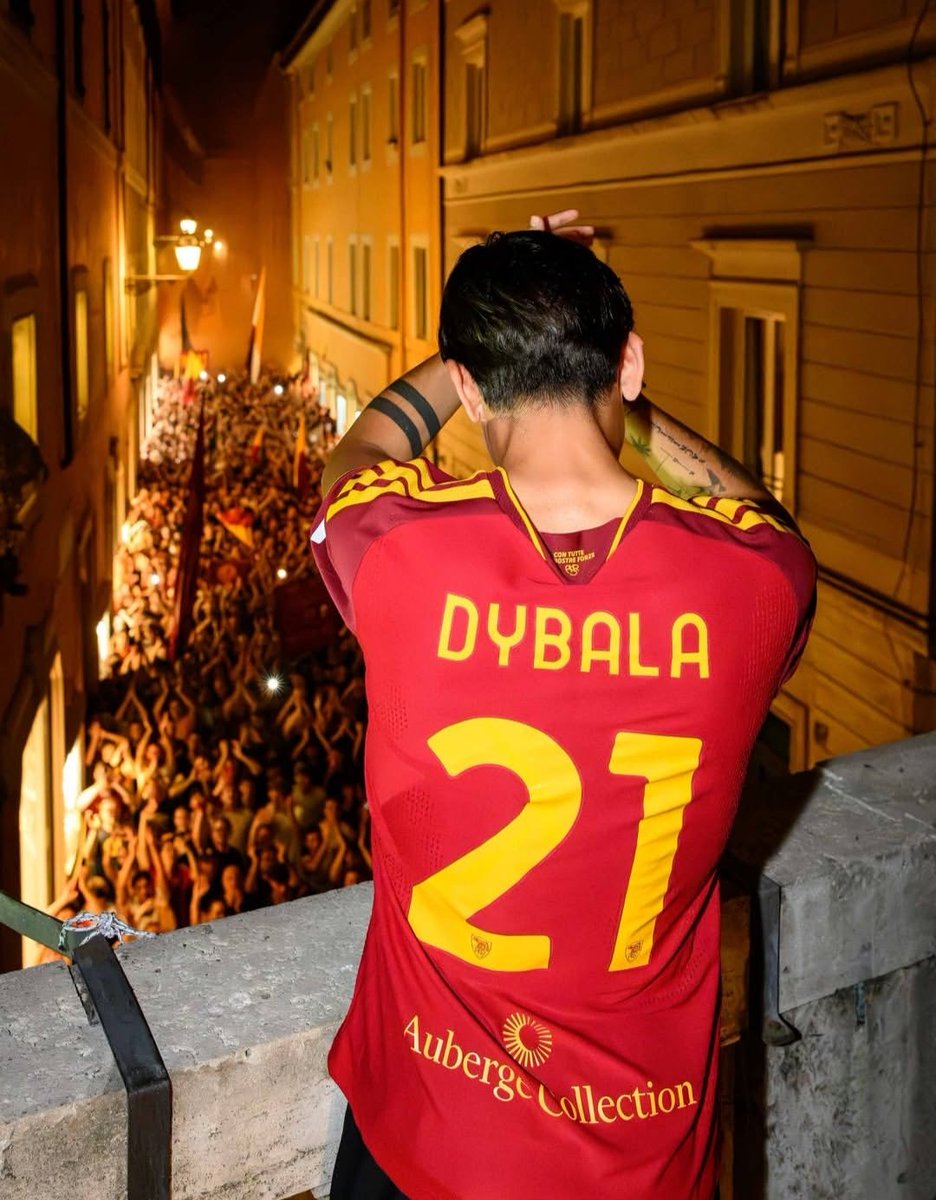 kaartikfooty's tweet photo. Paulo Dybala has officially signed a new contract until June 2027, ending speculation about his future. The Argentine forward remains a key part of Roma's plans for the new season. #ASRoma #Roma #ForzaRoma #DajeRoma #Giallorossi #SerieA #Romanisti #Football #Soccer #FootballFans https://t.co/CdbOsiRjdc